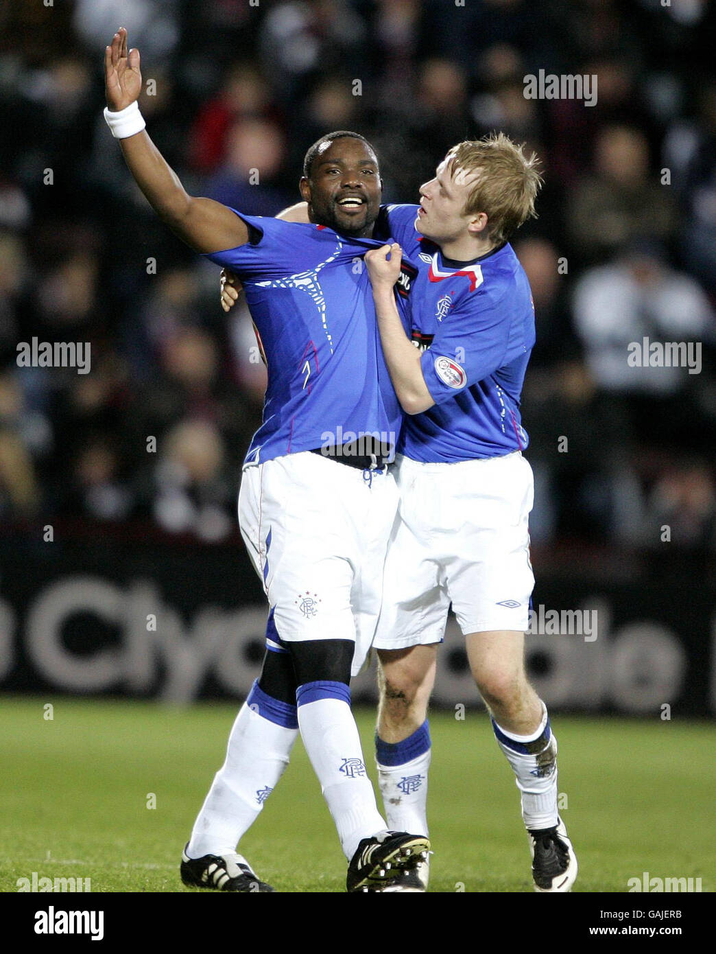 Jean Claude Darcheville (l) di Rangers festeggia con Steven Naismith durante la partita della Clydesdale Bank Premier League al Tynecastle Stadium. Foto Stock