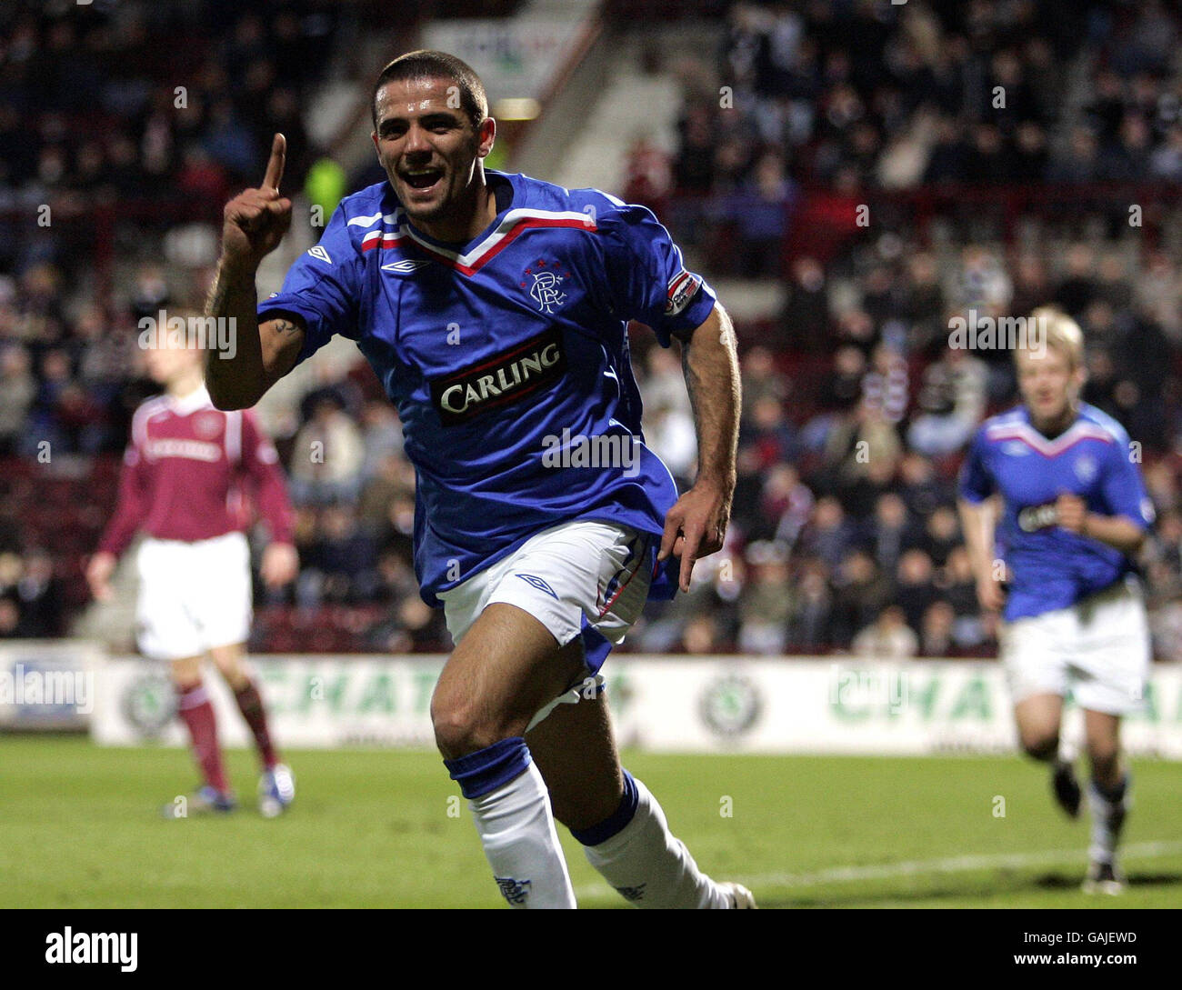 Rangers's Nacho Novo celebra il suo quarto gol al fianco durante la partita della Clydesdale Bank Premier League al Tynecastle Stadium di Edimburgo. Foto Stock