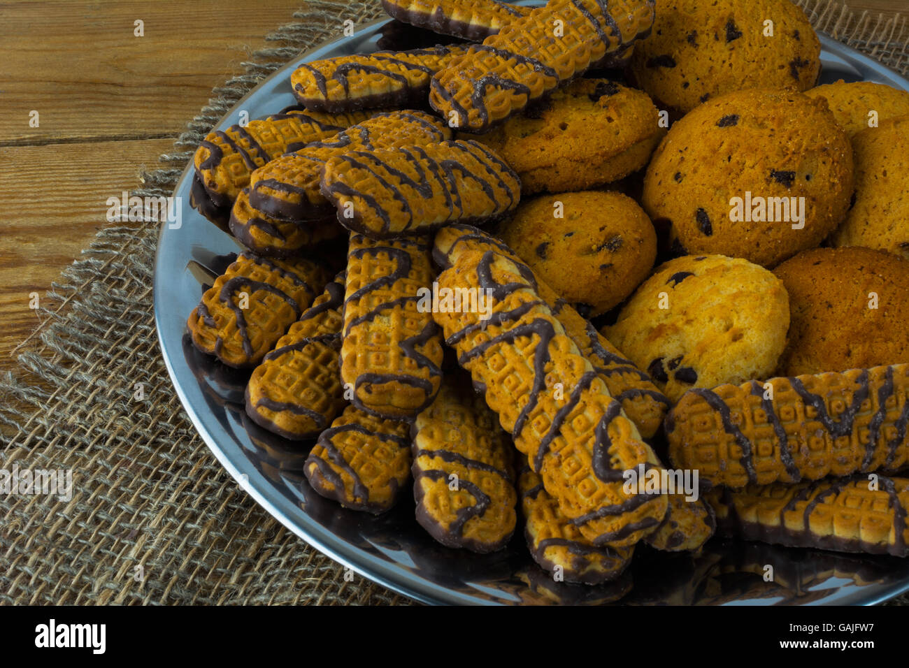 Vari biscotti con scaglie di cioccolato vicino. La prima colazione i cookie. I cookie di dessert. I cookie. Cookie. Il dessert. La prima colazione. Biscotti dolci. Foto Stock