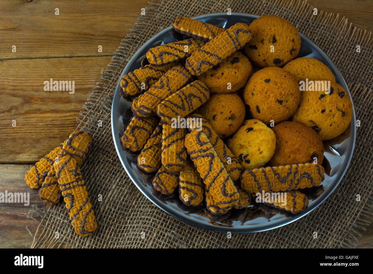 Vari biscotti con scaglie di cioccolato in una piastra metallica. La prima colazione i cookie. I cookie di dessert. I cookie. Cookie. Il dessert. La prima colazione. Dolce Foto Stock