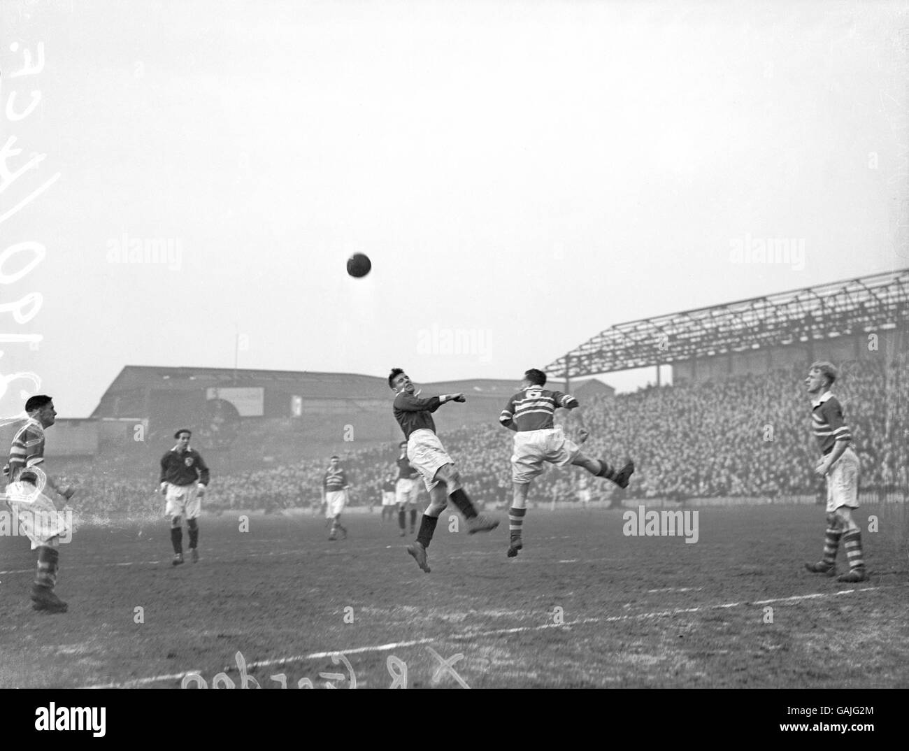 Calcio - fa Cup - terzo turno seconda gamba - Millwall / Northampton Town. Il Bobby Gordon di Millwall (c, l) viene battuto in aria Foto Stock