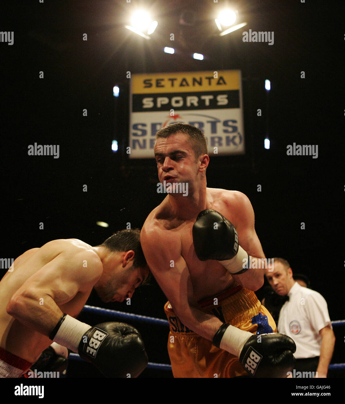 John Simpson dalla Scozia (shorts gialli) Boxe Youseff al Hamid (Inghilterra) durante un Concorso Internazionale di pesi da featherweight A Meadowbank a Edimburgo Foto Stock