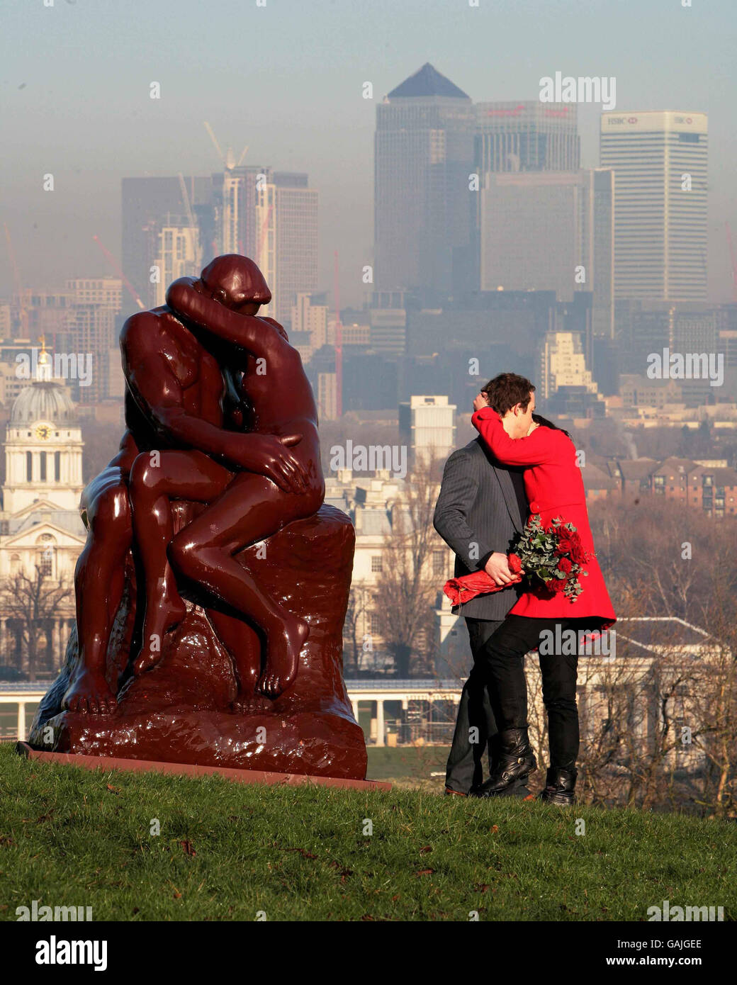 Una coppia romantica si trova accanto a una ricreazione di Rodin's The Kiss realizzata utilizzando una mormite aromatizzata con champagne in edizione limitata a Greenwich Park, Londra in tempo per il giorno di Valentin. Foto Stock