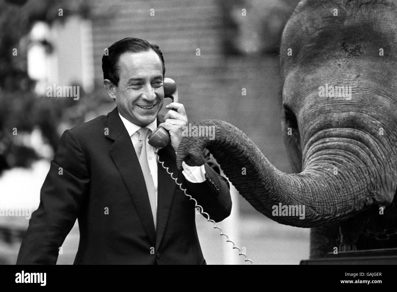 L'artista spagnolo mime Alberto Vidal con un elefante allo Zoo di Londra. Il signor Vidal diventerà una delle mostre dello zoo quando ritrarre le abitudini quotidiane dell'uomo urbano. Foto Stock