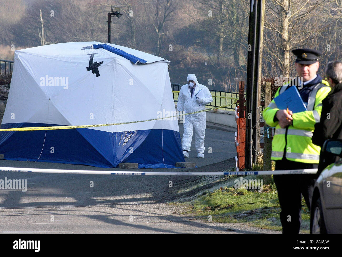 Tiro a Londonderry. La polizia partecipa alla scena dell'assassinio di Andrew Burns in Co Donegal. Foto Stock