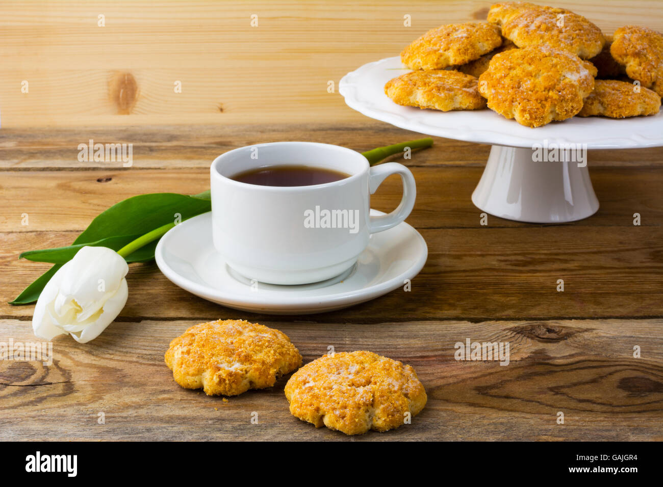 I cookie sulla torta stand, tè e tulip. Biscotti da tè. Ora del tè. Biscotti. La colazione cookie. I cookie di dessert. Cookie. La prima colazione. Foto Stock