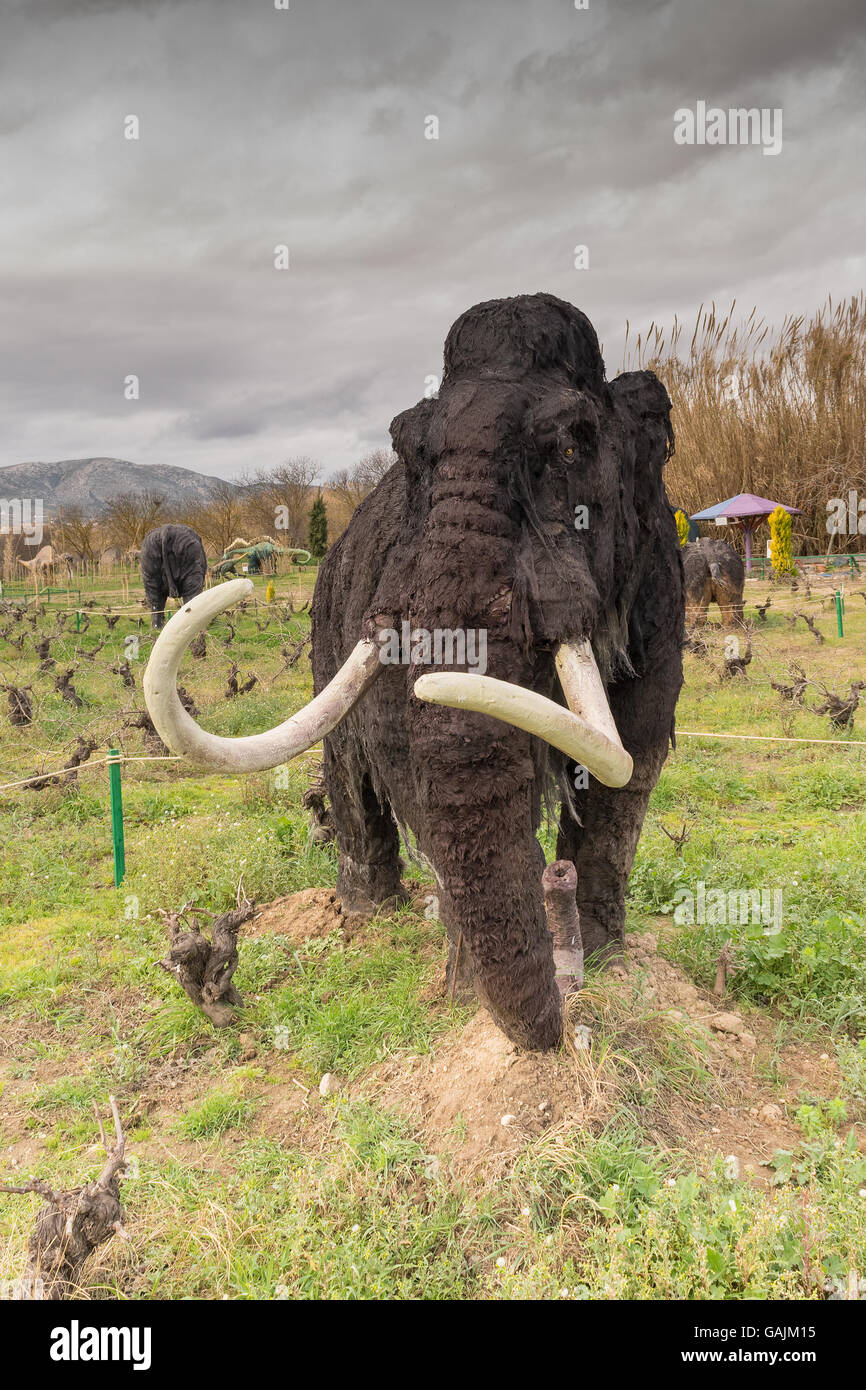 Atene, Grecia 17 gennaio 2016. Modello di mammoth di epoca preistorica presso il parco dei dinosauri in Grecia. Foto Stock