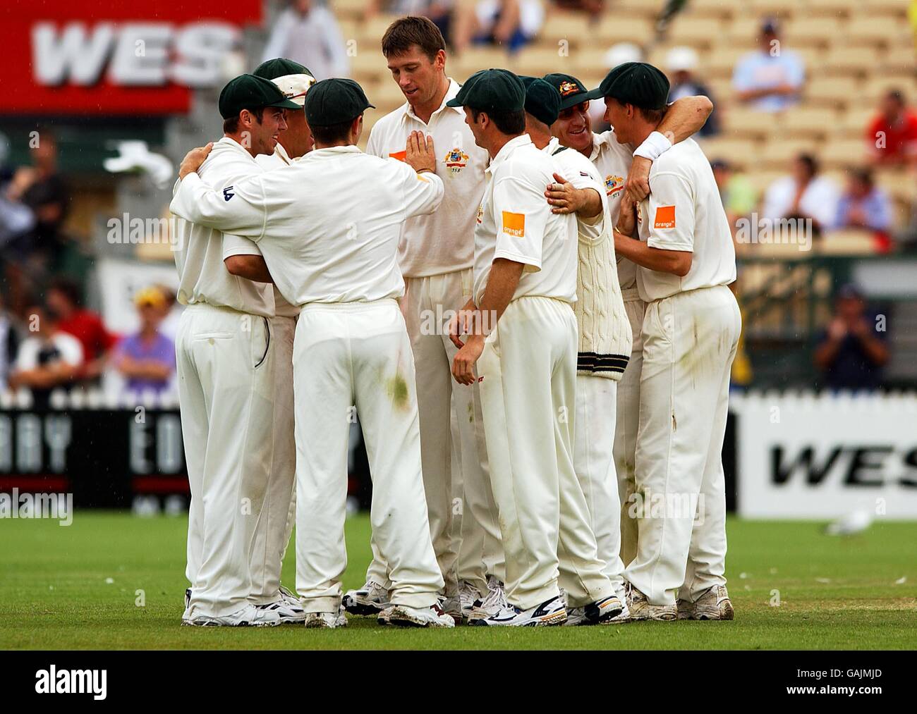 Australia festeggia il secondo test contro l'Inghilterra (l'australiano Glenn McGrath (c) celebra l'ultimo wicket, l'inglese Richard Dawson, catturato da Adam Gilchrist) Foto Stock