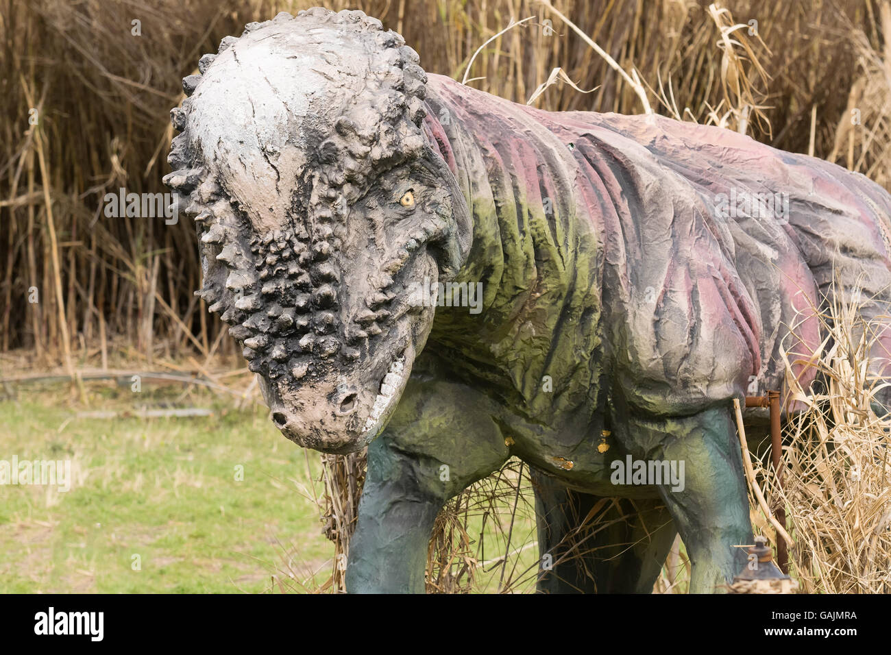 Atene, Grecia 17 gennaio 2016. Dinosauri preistorici modello presso il parco dei dinosauri in Grecia. Foto Stock