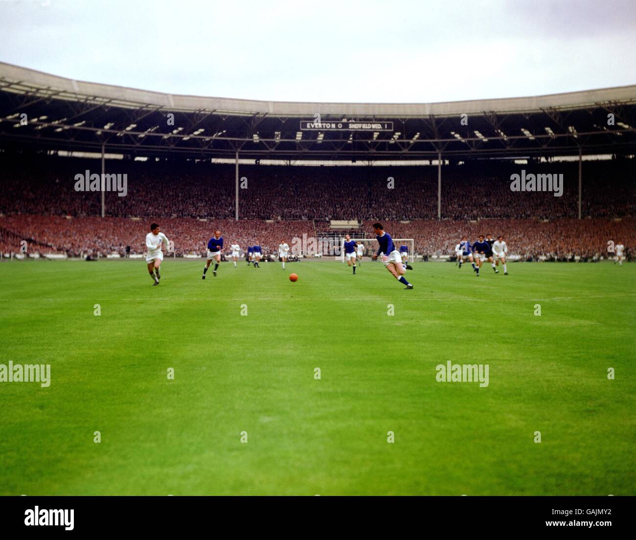 Brian Labone (r) di Everton si muove per tagliare un attraverso la sfera Foto Stock