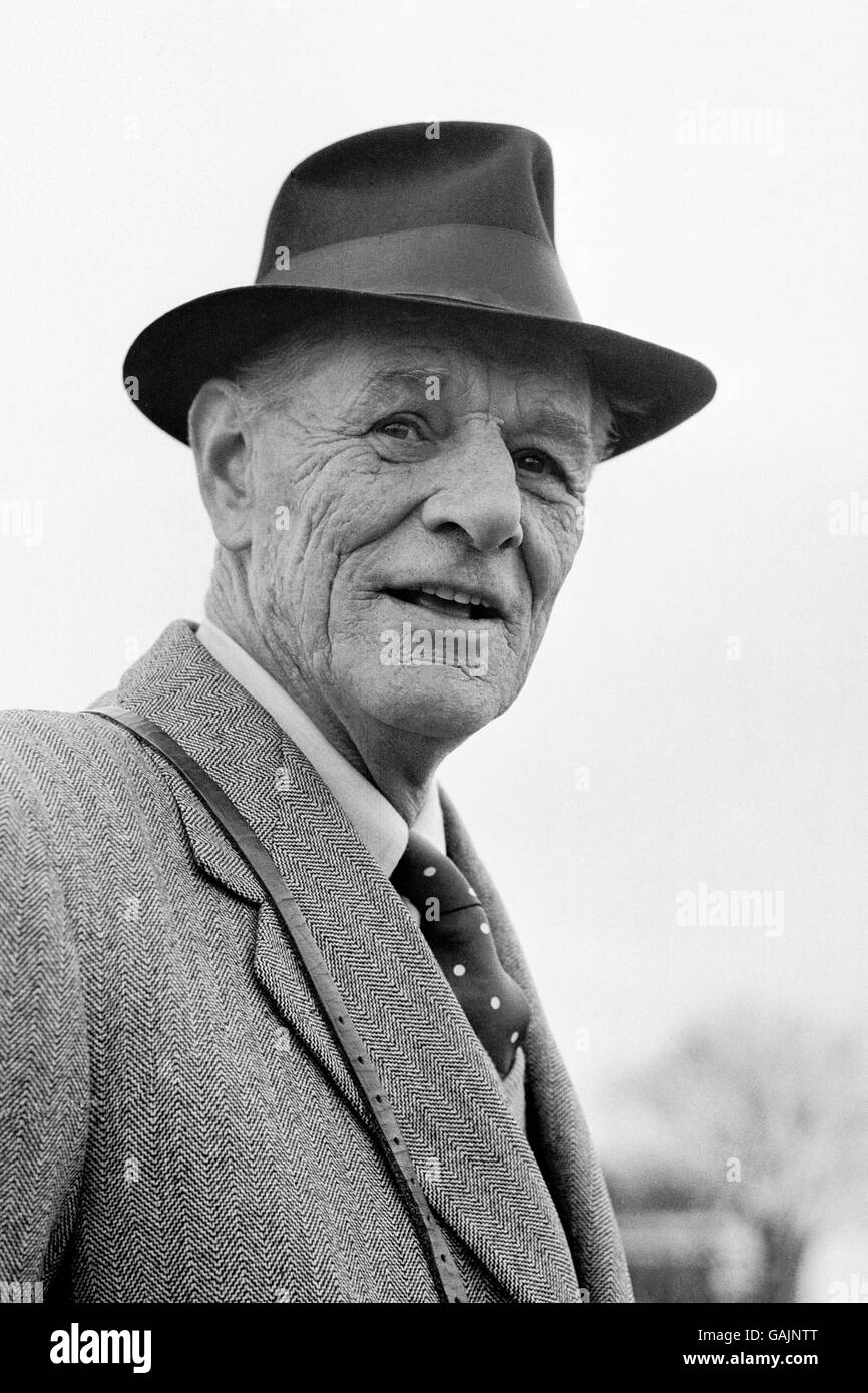 Sir Noel Murless, uno dei migliori allenatori del classico Thoroughbred nella storia delle corse inglesi. Il suo record di diciannove vincitori del Classic includeva tre Derbys (Crepello, San Paddy e Palazzo reale). Fu anche allenatore di Petit Etoile, Abernant e Tudor Minstrel. Foto Stock