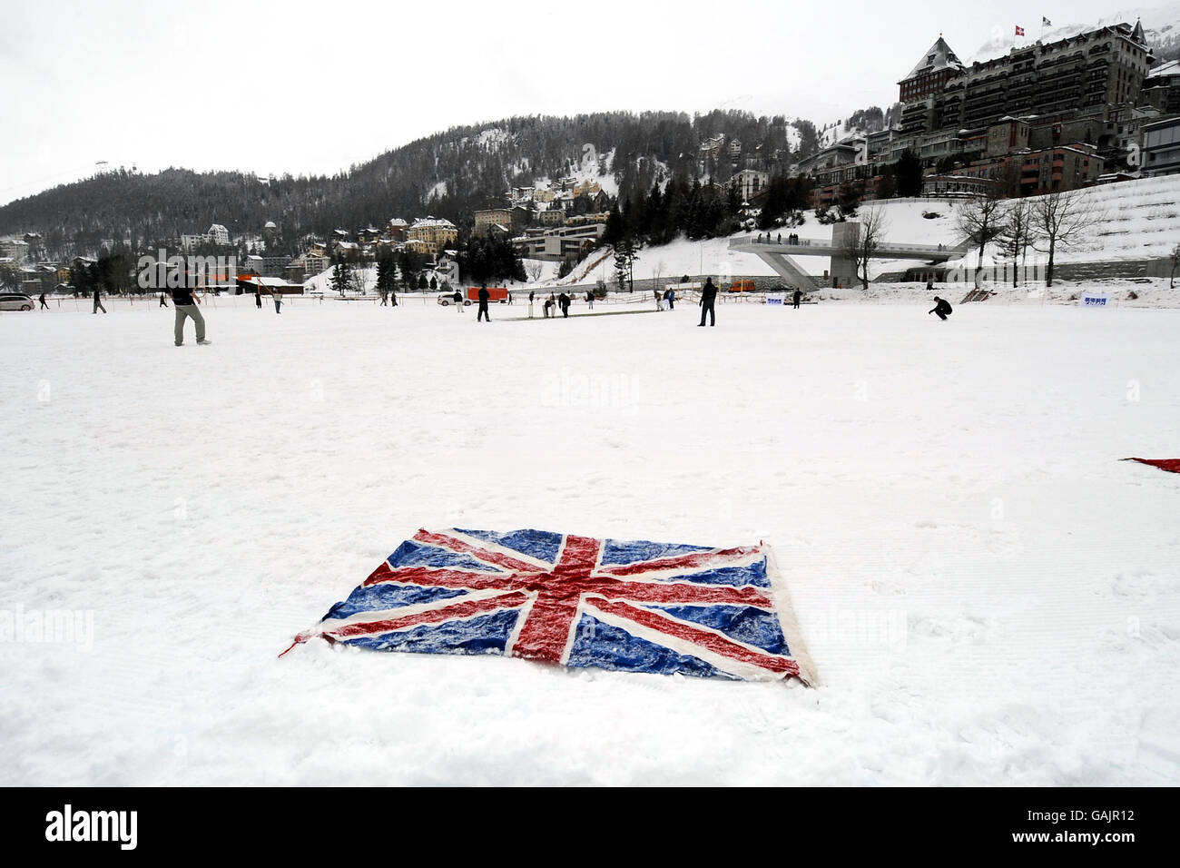 Una bandiera Union Jack su ghiaccio durante il torneo round robin che celebra vent'anni del torneo che si tiene sul lago congelato a St Moritz, Svizzera. Foto Stock