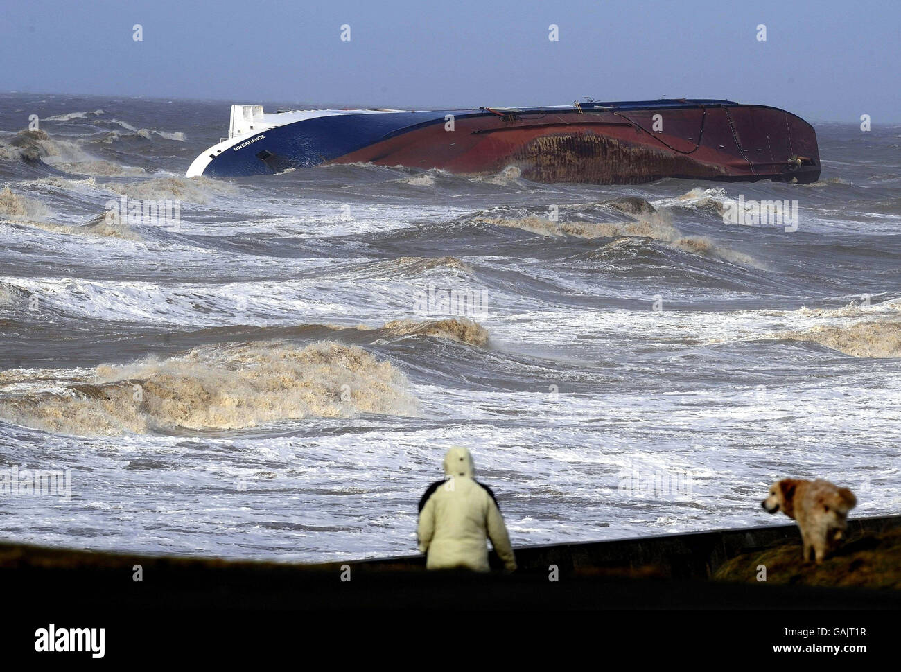 Il traghetto colpito, MV Riverdance è martoriato dall'alto mare come si trova a terra al di fuori di Blackpool. Foto Stock