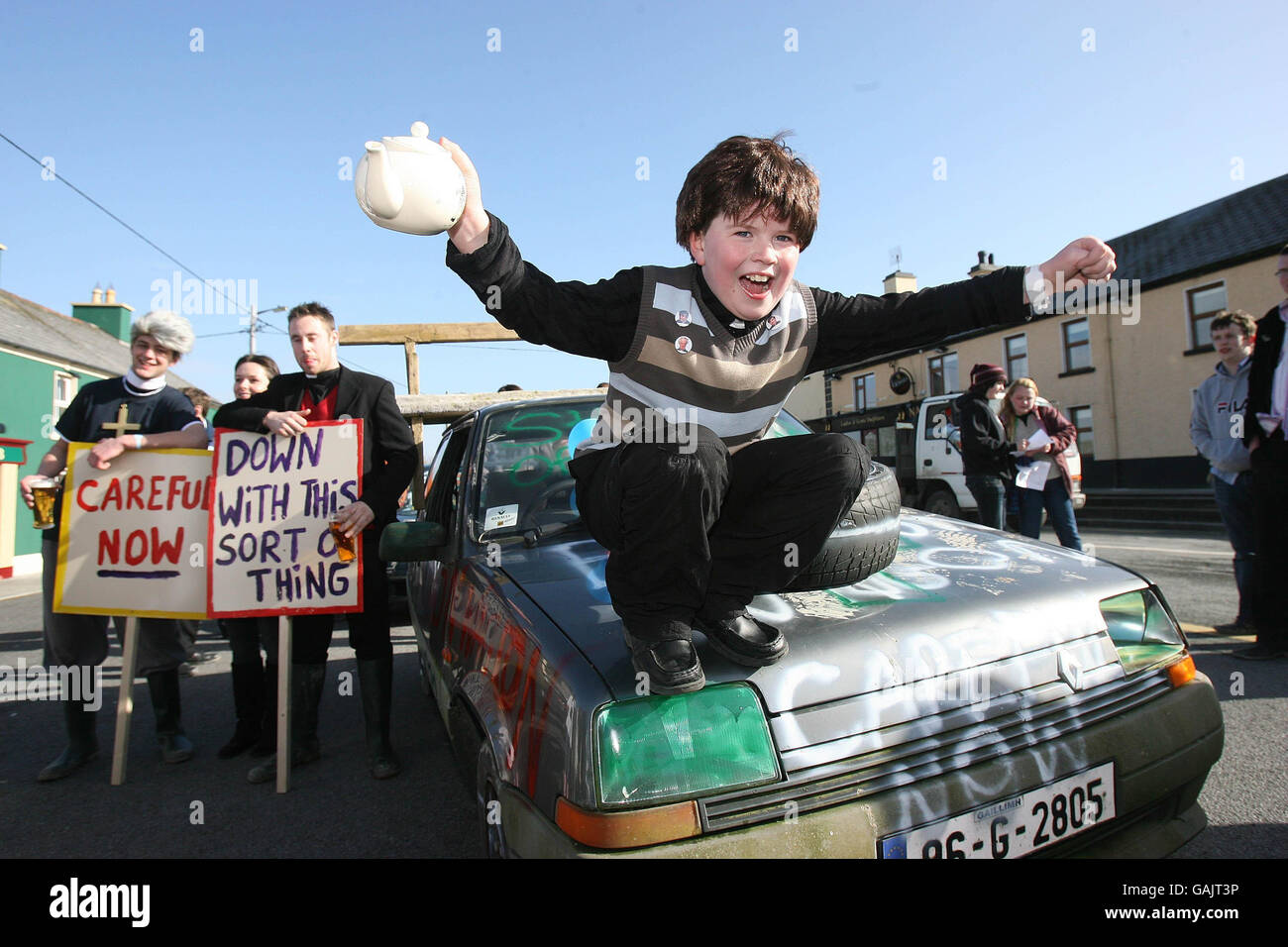 Brendan Leydon, di nove anni, proveniente da West Cork, partecipa al rally dei banger durante il secondo festival annuale di Padre Ted a Kilfenora Co. Clare. Foto Stock