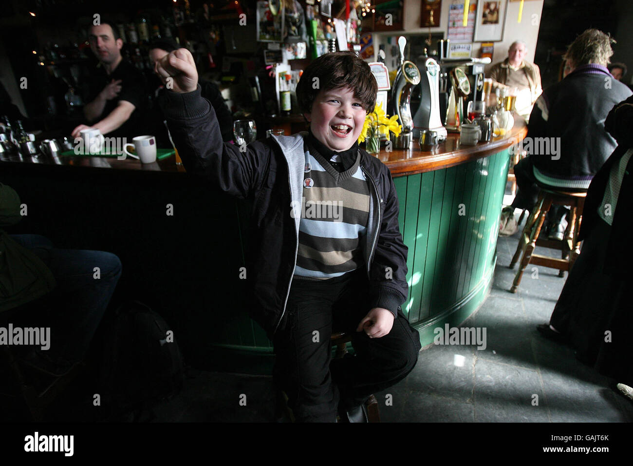 Brendan Leydon, di 9 anni, proveniente da Cork occidentale, durante il secondo festival annuale di Padre Ted a Kilfenora Co. Clare. Foto Stock