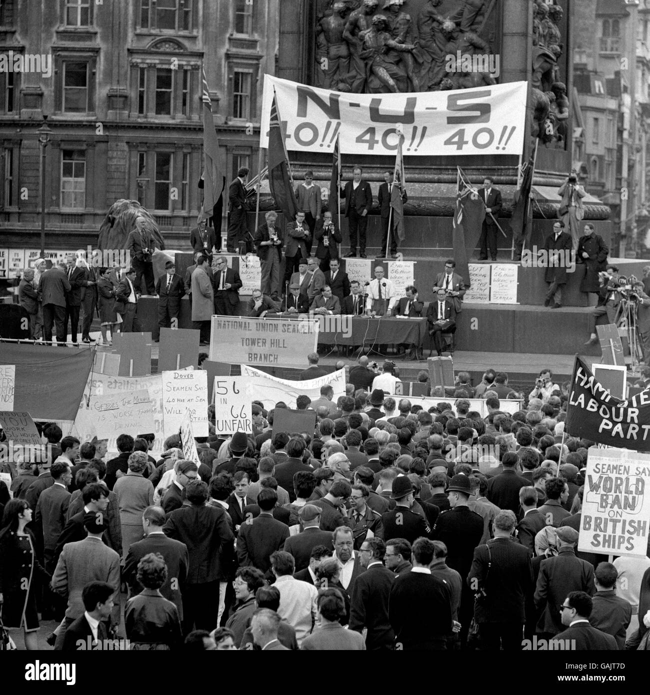 Bill Hogarth, segretario generale dell'Unione Nazionale dei marinai, con maniche da maglietta, si trova sulla colonna di Nelson&#8217;a Trafalgar Square per affrontare una riunione di massa dei membri dell'Unione che si erano riuniti a Londra per dimostrare la loro solidarietà nello sciopero dei marinai&#8217;s. Foto Stock