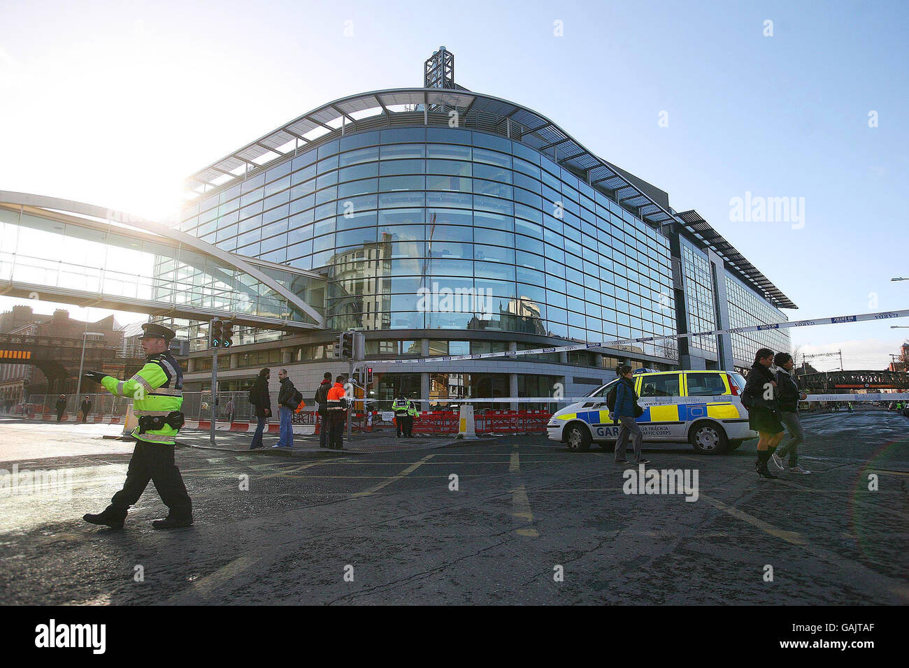 Pearse Street nel centro di Dublino è stata chiusa al traffico oggi dopo che i venti alti hanno causato danni strutturali al Naughton Institute of Trinity College. Foto Stock