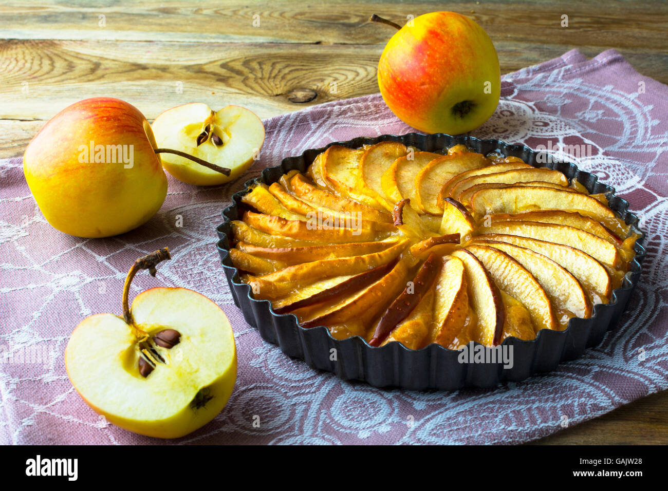 In casa la torta di mele, dessert di frutta, tart su sfondo di legno, fuoco selettivo Foto Stock