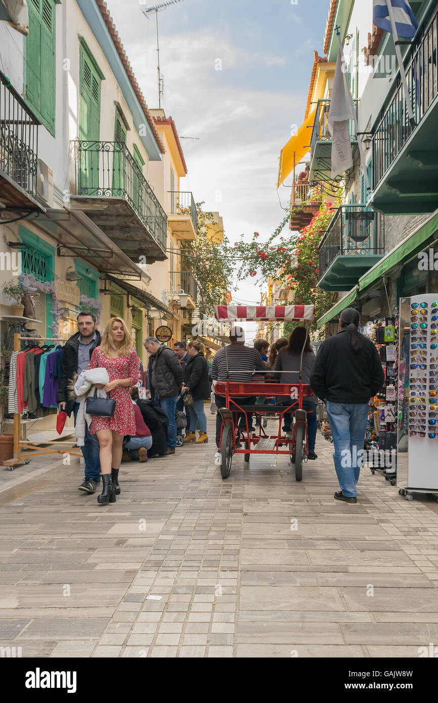 Nafplio, Grecia 27 dicembre 2015. Vicolo tradizionale in Nafplio con cittadini e turisti camminare e godere del loro tempo libero. Foto Stock
