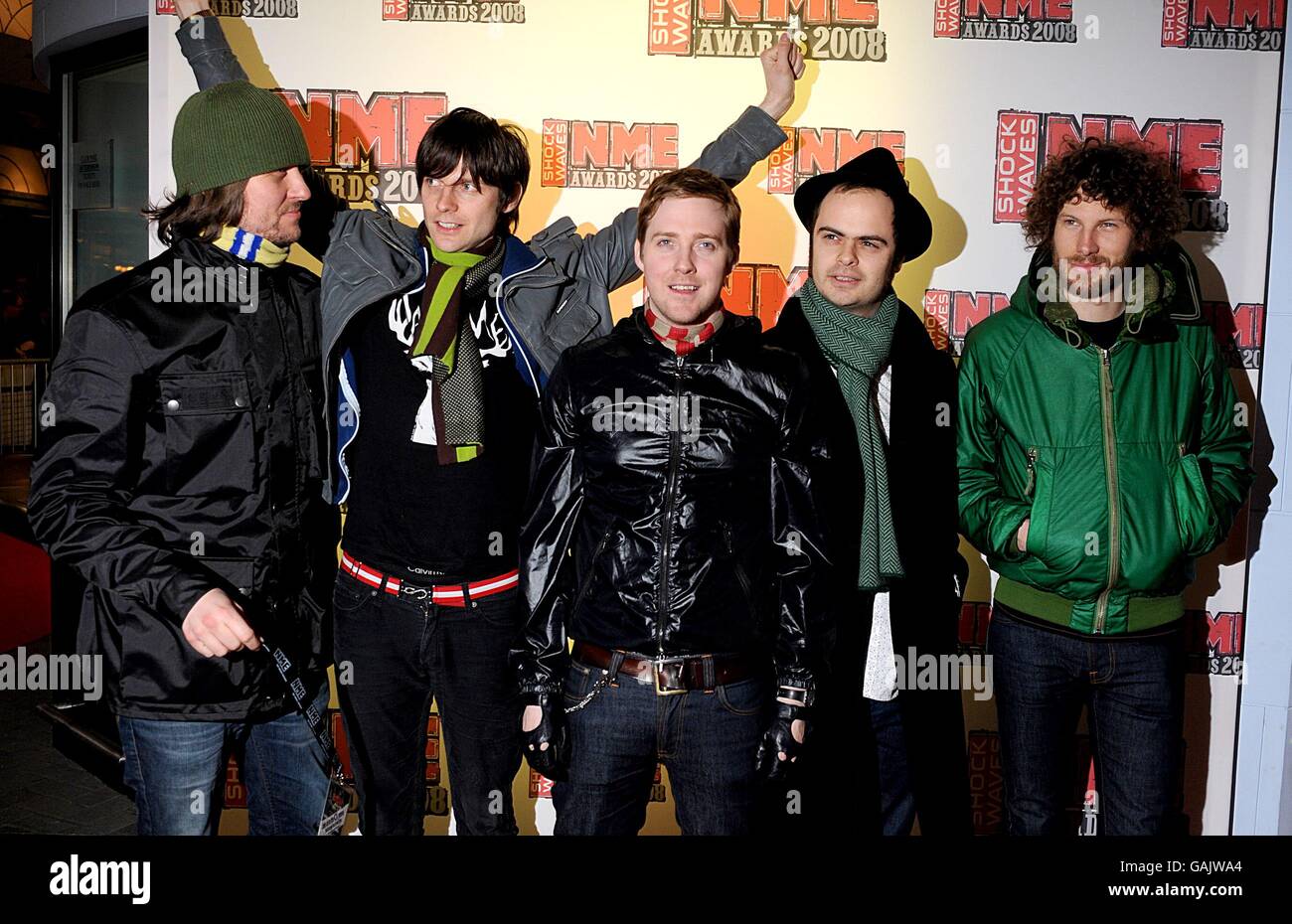 I Kaiser Chiefs (L-R) Andrew White, Nick Hodgson, Ricky Wilson, Nick Baines e Simon Rix arrivano per i Shockwaves NME Awards 2008 all'O2 Arena, Millennium Way, Greenwich, SE10. Foto Stock