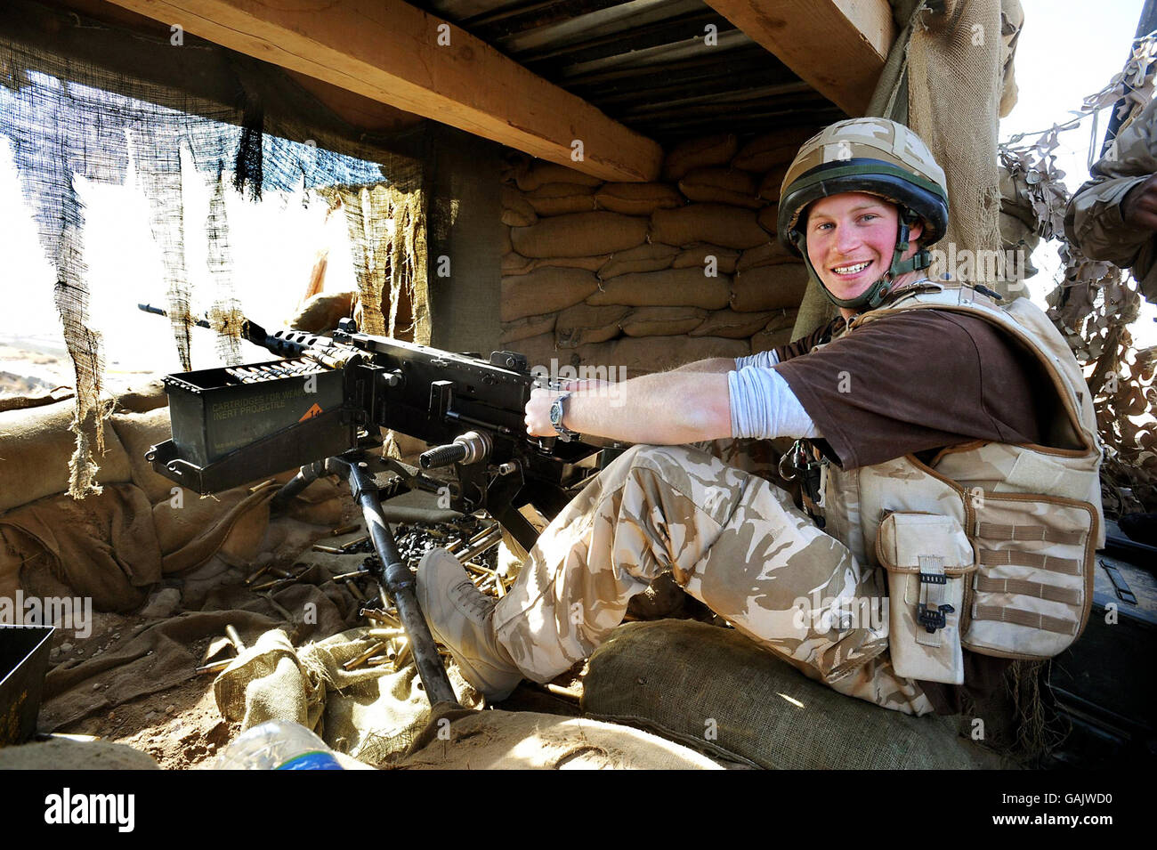 Prince Harry mans la mitragliatrice da 50 mm sul posto di osservazione a JTAC Hill, vicino alla FOB Delhi (base operativa in avanti), nella provincia di Helmand Afghanistan meridionale. Foto Stock