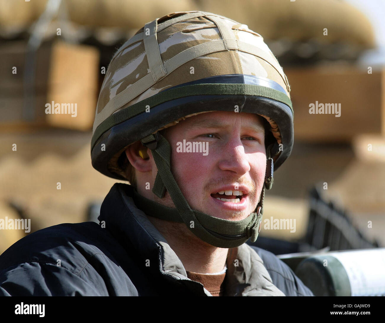 Il principe Harry si trova in un'area del posto di osservazione sulla collina di JTAC, vicino alla FOB (base operativa diretta) Delhi, nella provincia di Helmand Afghanistan meridionale. Foto Stock