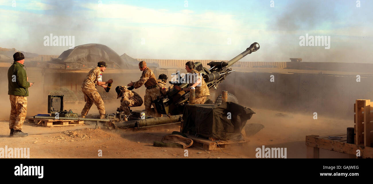 Una pistola leggera da 105 mm spara conchiglie in Afghanistan dalla FOB (base operativa diretta) Dwyer, provincia di Helmand. Foto Stock