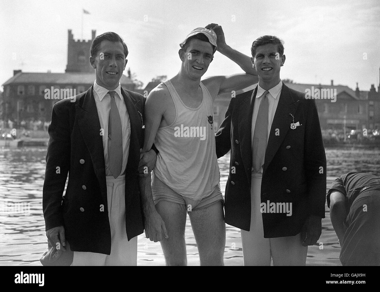 Stuart MacKenzie, del Sydney Rowing Club, si congratula per la sua vittoria nelle sculture Diamond Challenge da parte dei vincitori della Silver Goblet Challenge Cup, Christopher Davidge (a sinistra) e Tony Leadley di Leander. Foto Stock