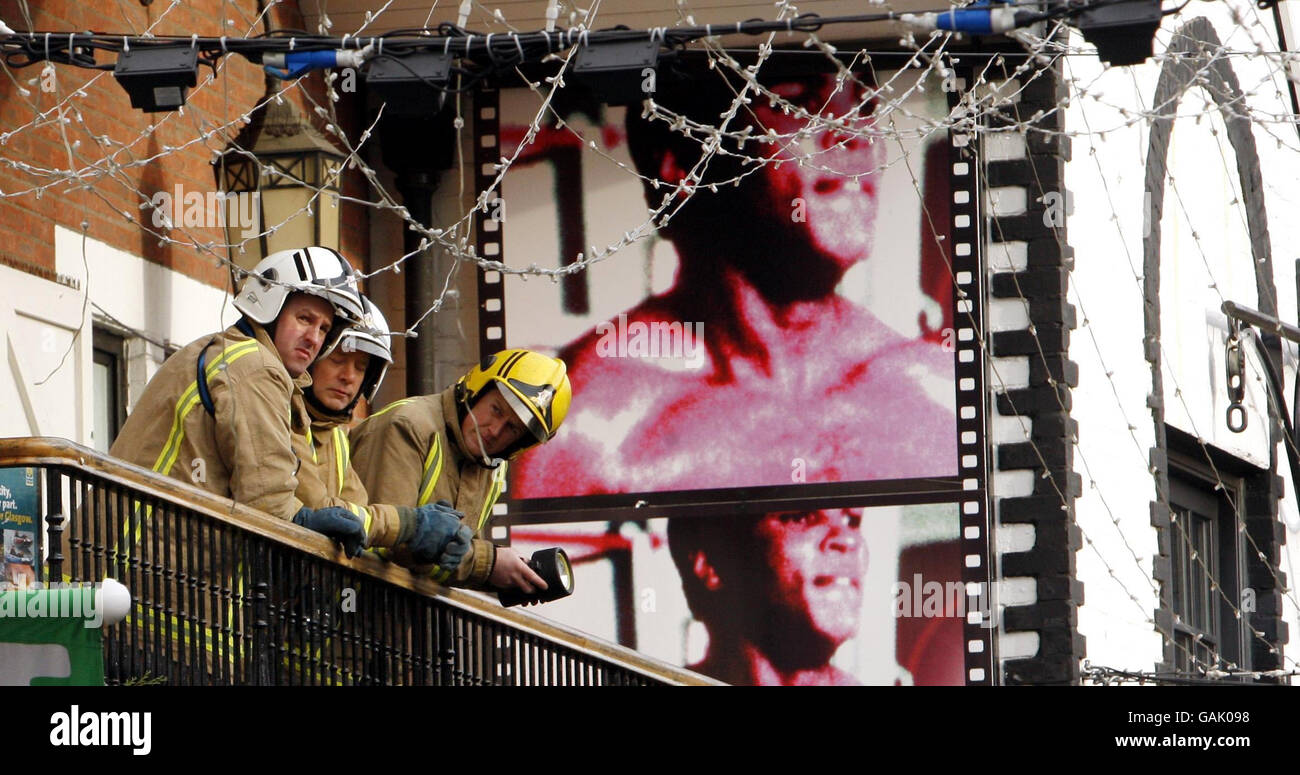 Fuoco a Glasgow. La scena su Ashton Lane di Glasgow a seguito di un incendio. Alla sua altezza la bizzarri fu affrontata da 45 vigili del fuoco. Foto Stock