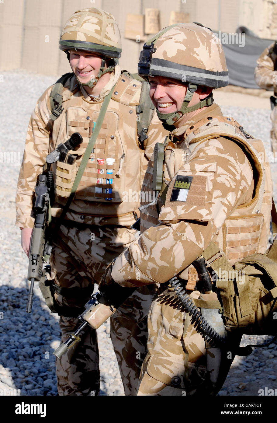 Il principe Harry (a sinistra) ascolta un briefing prima di uscire in pattuglia attraverso la città deserta di Garmisir vicino alla FOB Delhi (base operativa in avanti), dove è stato inviato nella provincia di Helmand Afghanistan meridionale. Foto Stock