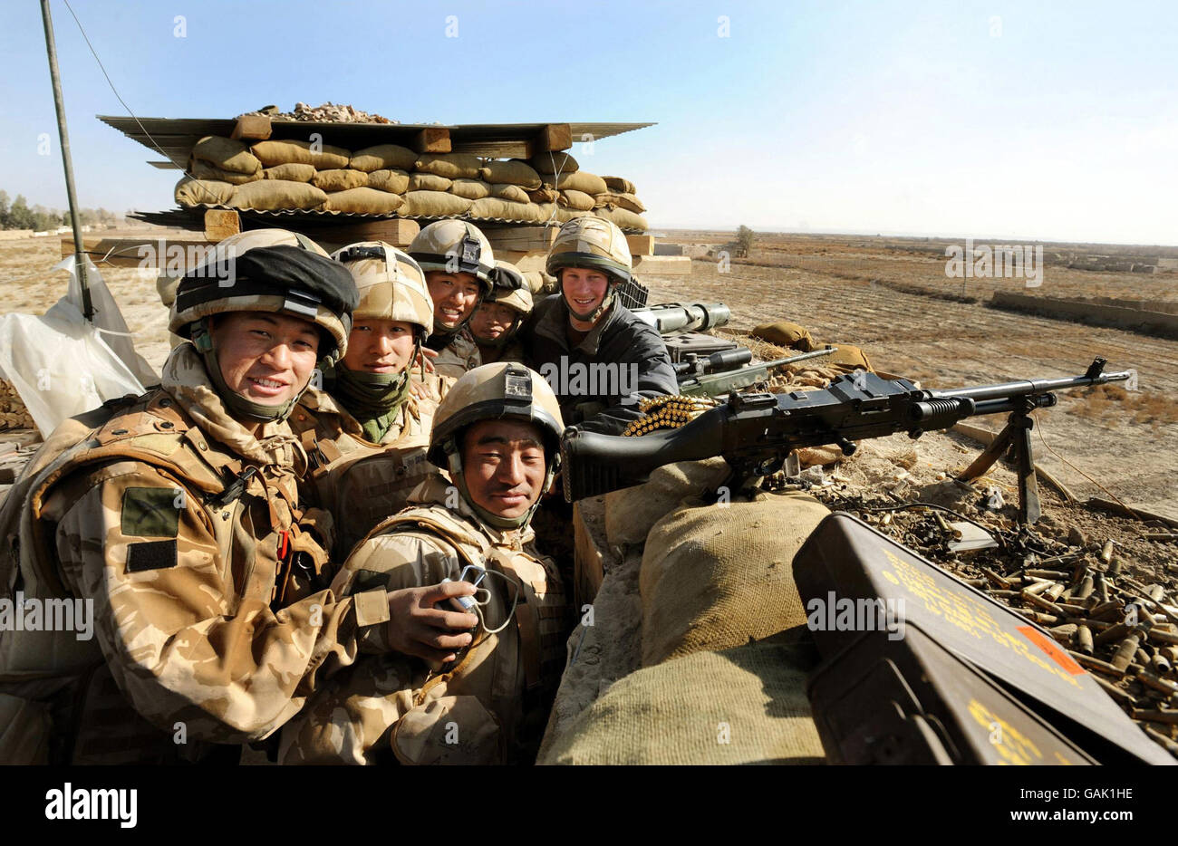 Il principe Harry si pone con i soldati Gurkha mentre si trova al posto di osservazione sulla collina di JTAC, vicino alla FOB Delhi (base operativa diretta), nella provincia di Helmand Afghanistan meridionale. Foto Stock