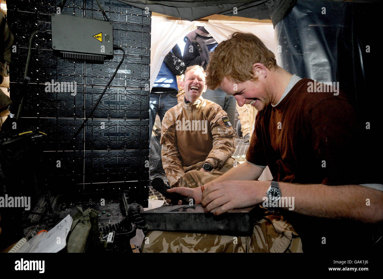 Il principe Harry e il maggiore Mark Milford si trovano in un'area del posto di osservazione sulla collina JTAC, vicino alla base operativa FOB Delhi (forward operating base), nella provincia di Helmand nell'Afghanistan meridionale. Foto Stock