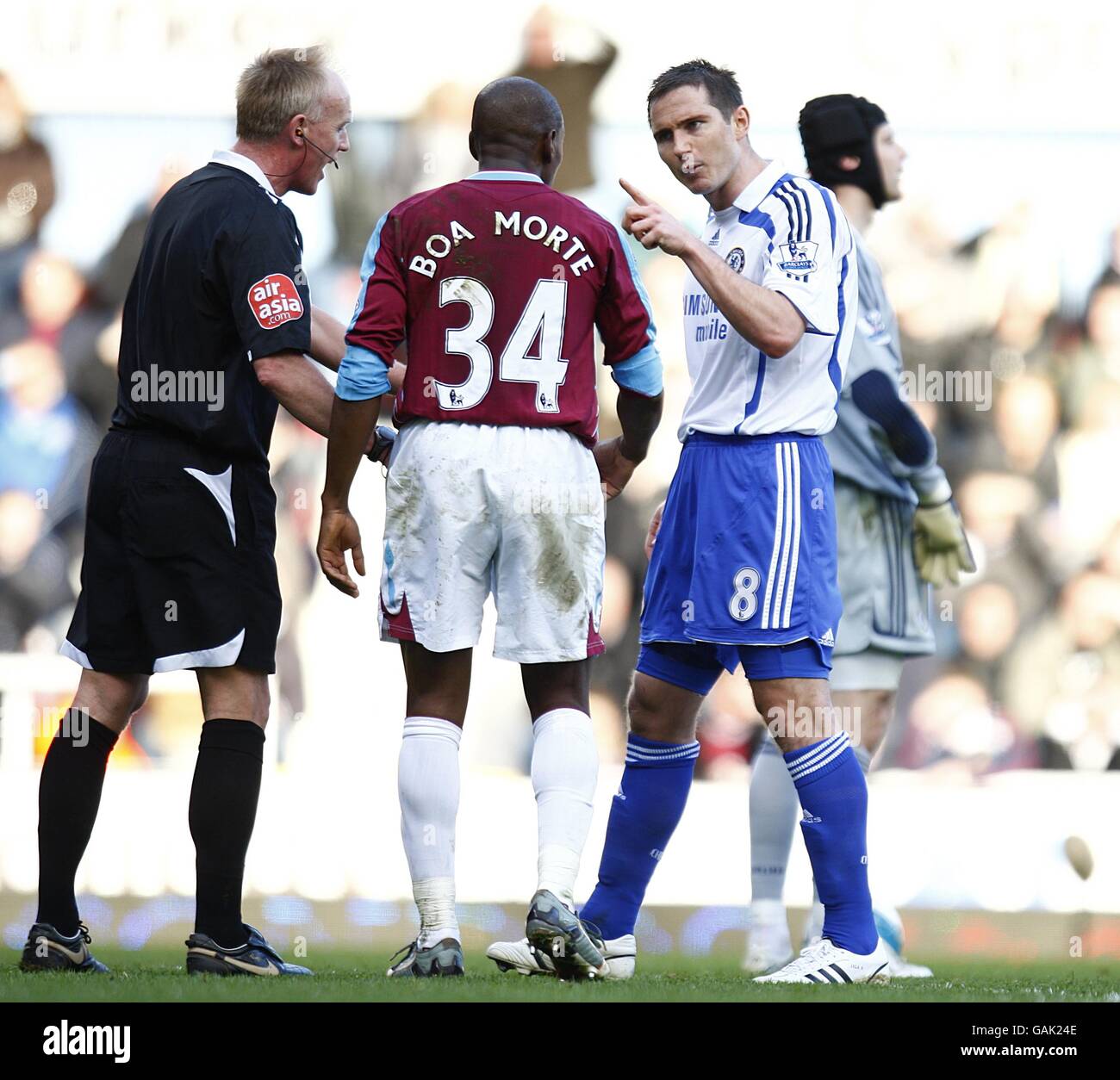 Calcio - Barclays Premier League - West Ham United v Chelsea - Upton Park. Frank Lampard (r) di Chelsea si avvicina a Luis Boa morte di West Ham United prima di essere licenziato Foto Stock
