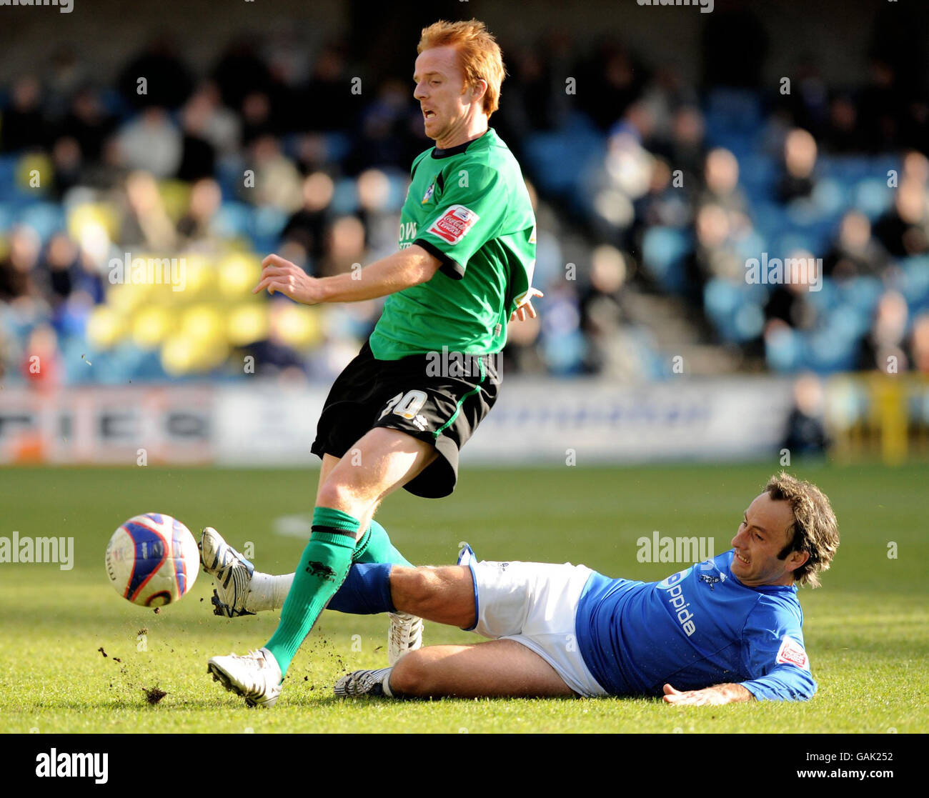 L'Ahmet Brkovic di Millwall affronta il Craig Disley di Bristol Rover durante la partita della Coca-Cola League One al Den, Londra. Foto Stock