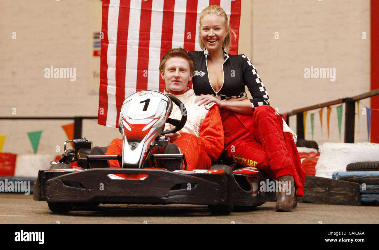 L'ex Miss Scotland Lois Weatherup e il pilota americano Stevan McAleer lanciano una gara di corse per vincere un viaggio in America, presso il circuito di Scotkart a Glasgow. Foto Stock