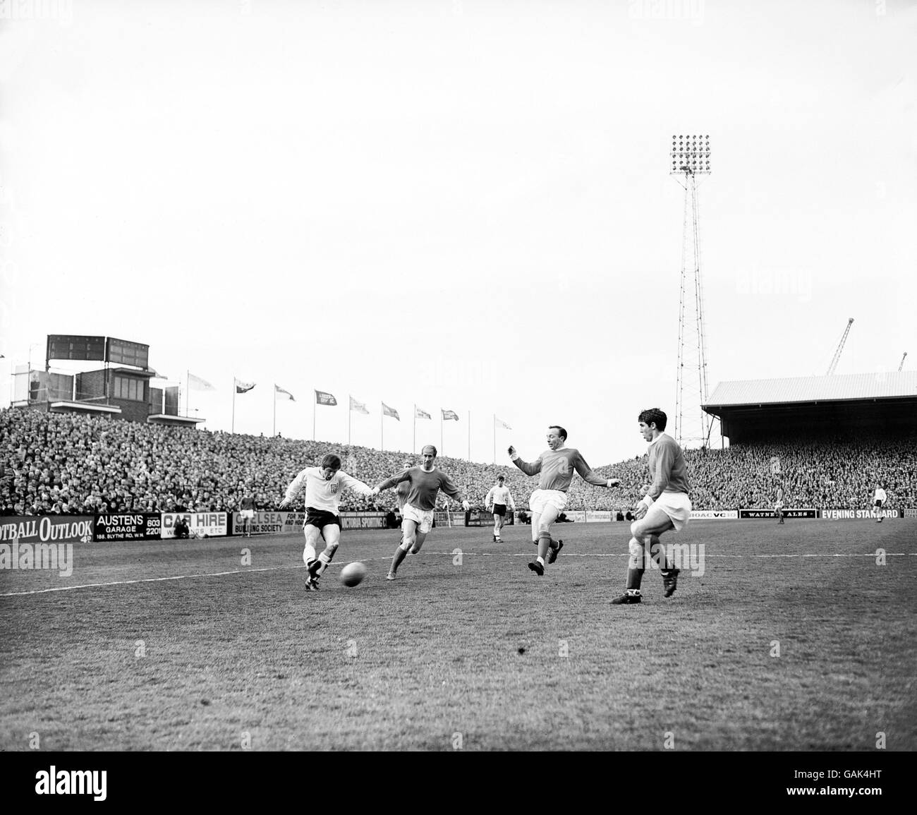 (L-R) Les Barrett di Fulham attraversa la palla mentre Bobby Charlton, Noby Stiles e Tony Dunne di Manchester United tentano di bloccarla Foto Stock