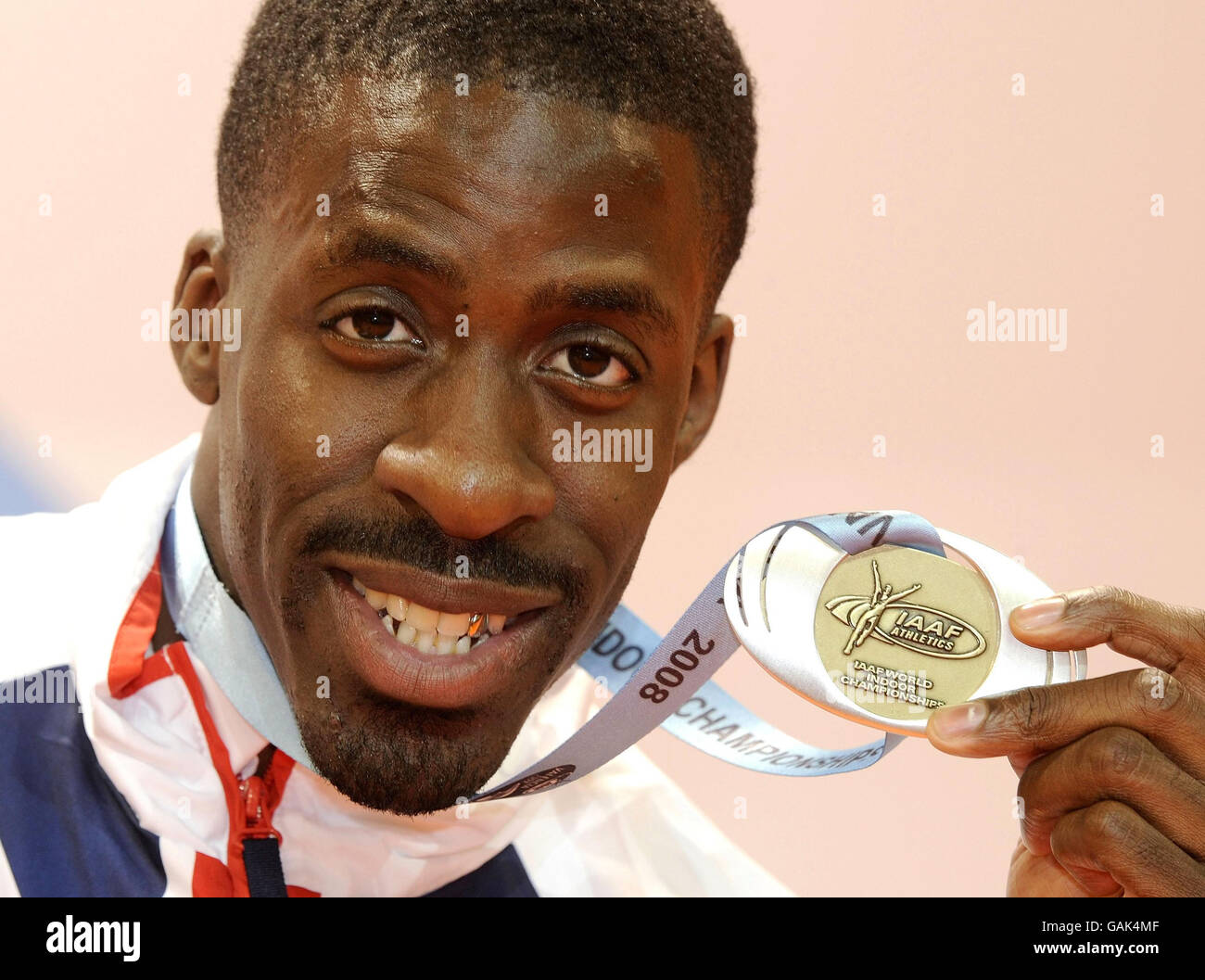 Dwain Chambers con la medaglia d'argento ha vinto nella gara di 60 m durante i Campionati mondiali interni IAAF al Palau Velodromo Luis Puig di Valencia, Spagna. Foto Stock