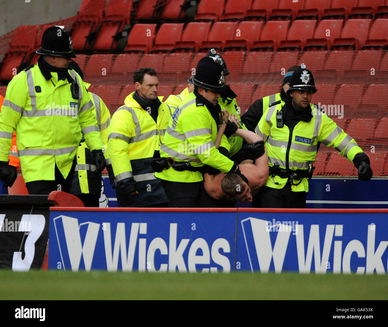Calcio - Coca-Cola Football League Championship - Stoke City v Burnley - Britannia Stadium. La polizia evict un ventilatore dal suolo Foto Stock