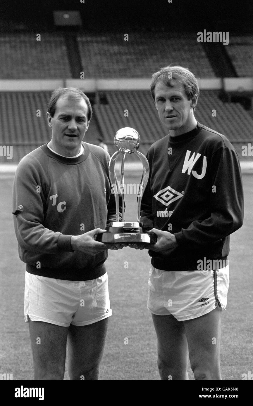Manager di Bristol City Terry Cooper (a sinistra) e giocatore/manager di Bolton Wanderers, Phil Neal con il Trofeo Freight Rover. Foto Stock