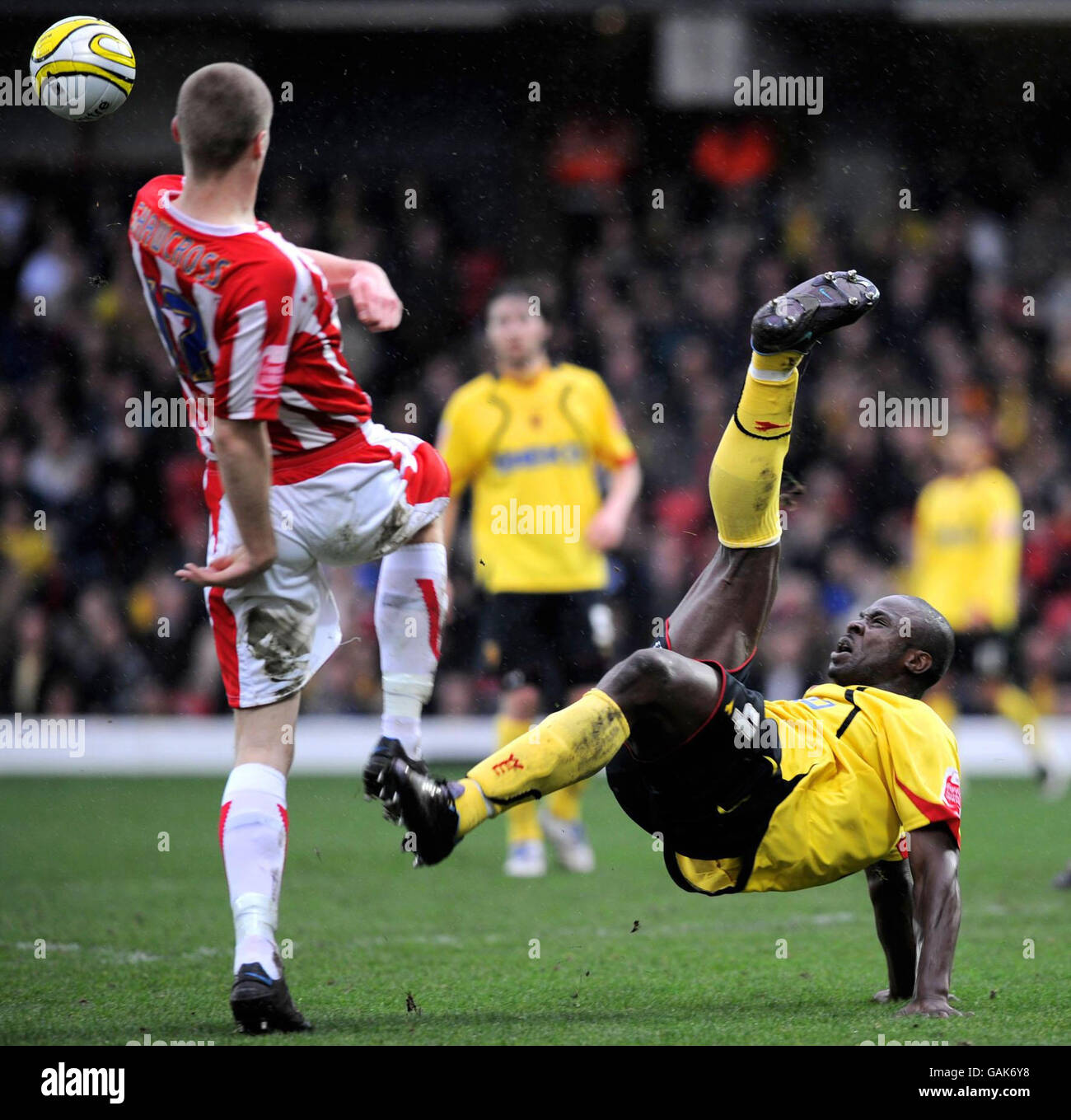 Dan Shittu (L) di Watford e Ryan Shawcross di Stoke City combattono per la palla durante la partita del Coca-Cola Championship a Vicarage Road, Watford. Foto Stock