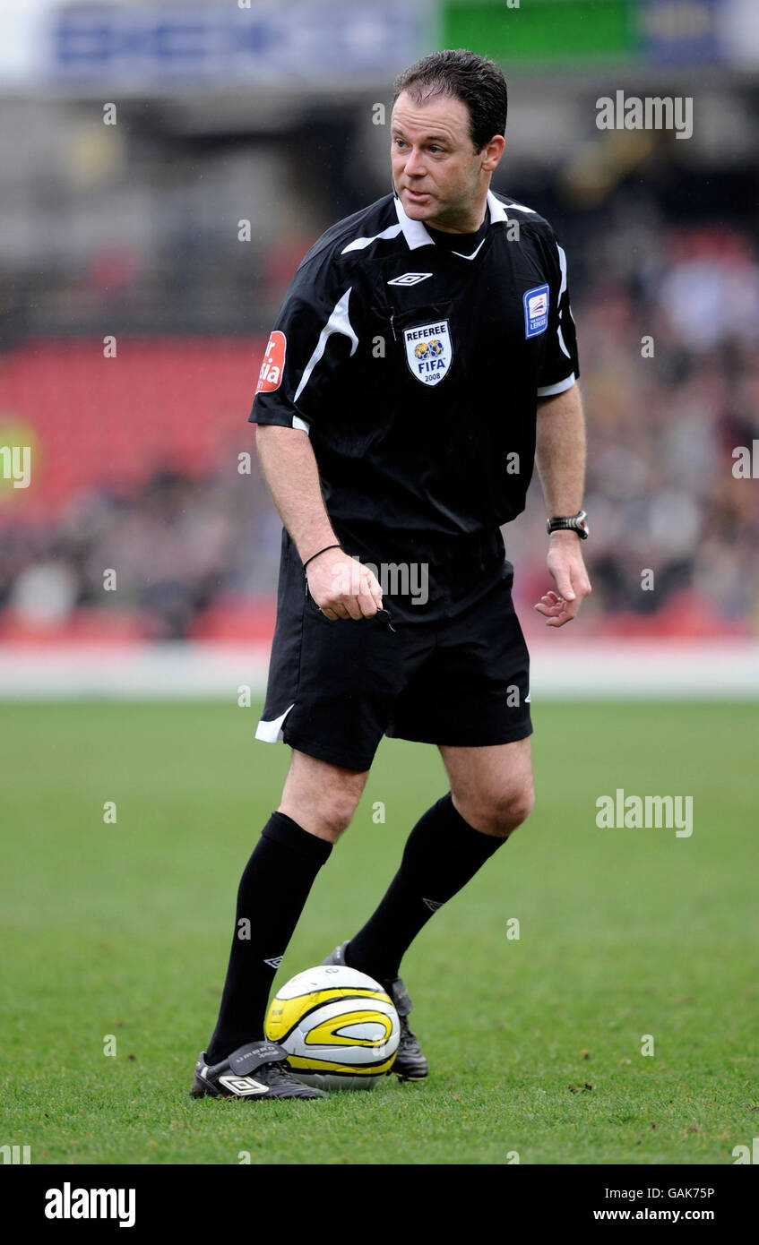 Arbitro Rob Styles durante la partita del Coca-Cola Championship a Vicarage Road, Watford. Foto Stock