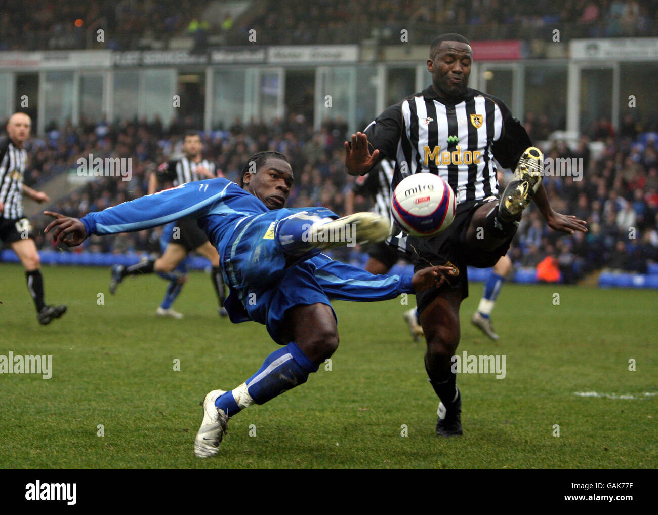 Calcio - Coca-Cola Football League Two - Peterborough United / Notts County - London Road Ground. Aaron McLean di Peterborough United e Michael Johnson della contea di Notts lottano per la palla Foto Stock