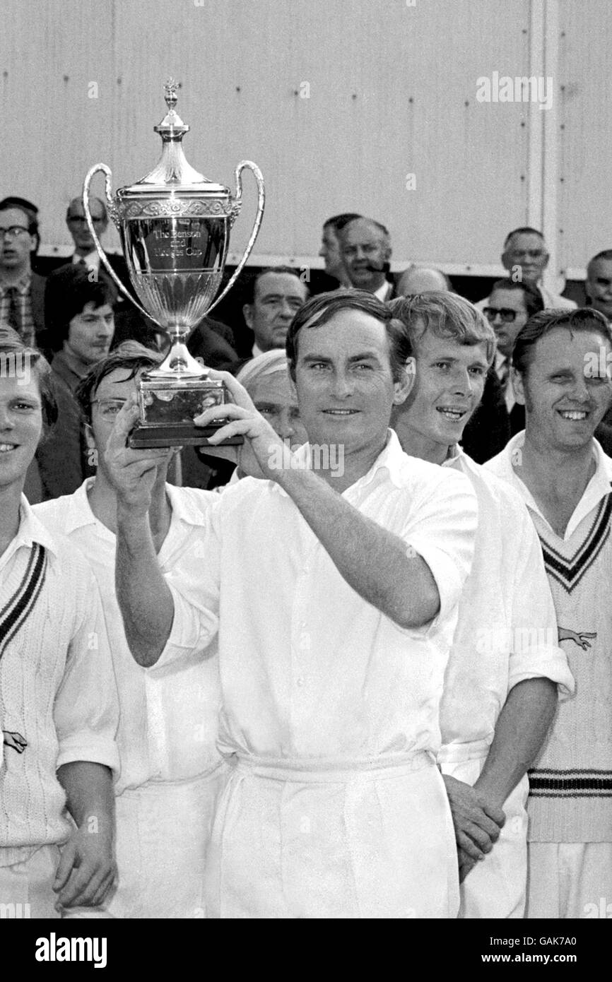 Il capitano del Leicestershire Ray Illingworth, circondato dai suoi compagni di squadra trionfanti, tiene il Benson e la Hedges Cup aloft dopo la vittoria dei cinque wicket della sua squadra Foto Stock