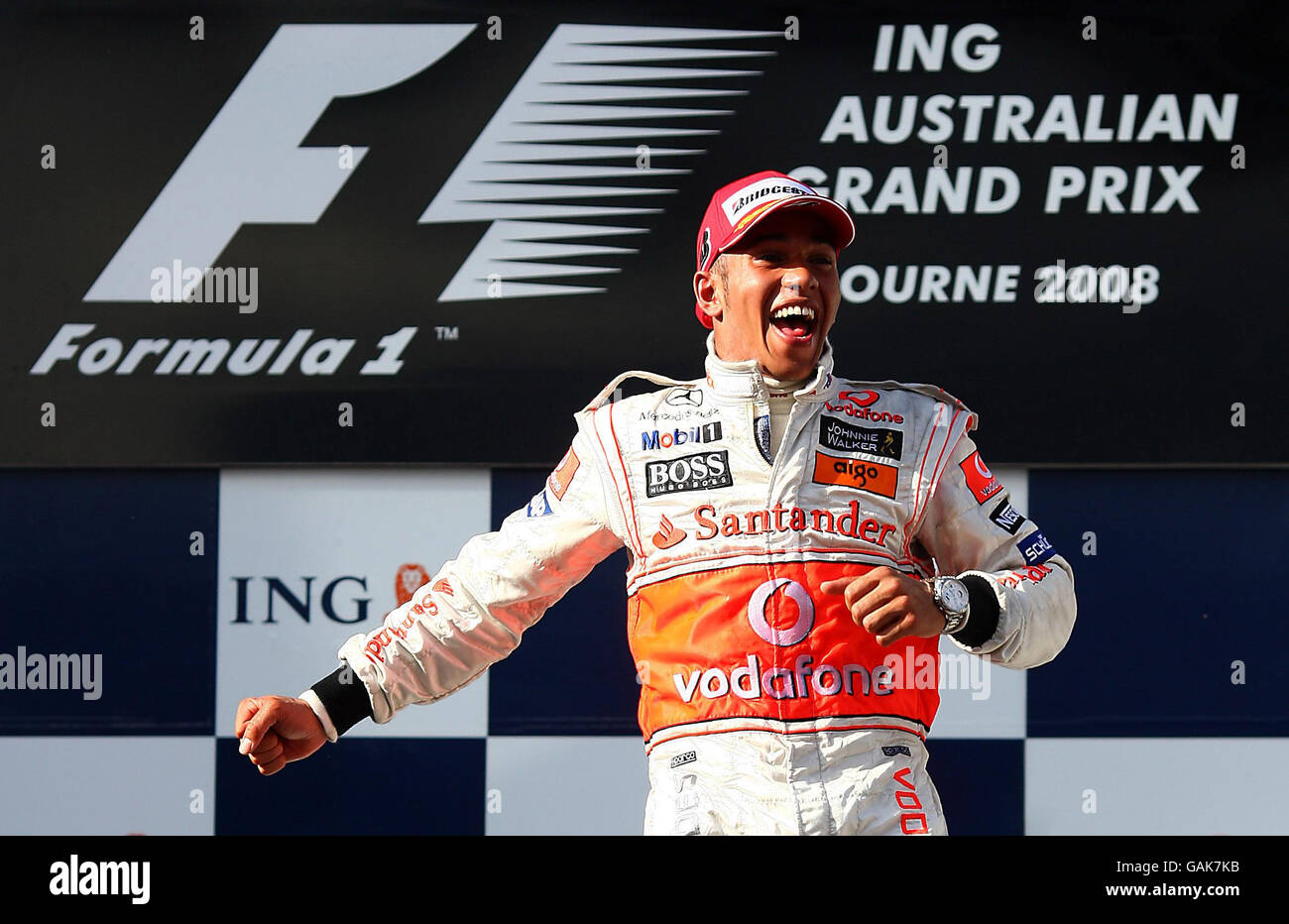 Formula uno Motor Racing - Gran Premio d'Australia - gara - Albert Park. Lewis Hamilton festeggia la sua vittoria durante il Gran Premio di Formula uno australiano all'Albert Park di Melbourne, Australia. Foto Stock Formula uno Motor Racing - Gran Premio d'Australia - gara - Albert Park. Lewis Hamilton festeggia la sua vittoria durante il Gran Premio di Formula uno australiano all'Albert Park di Melbourne, Australia. Foto Stock