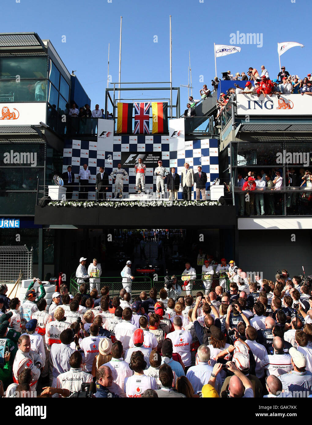 Formula uno Motor Racing - Gran Premio d'Australia - gara - Albert Park. Lewis Hamilton della McLaren celebra la sua vittoria durante il Gran Premio di Formula uno australiano ad Albert Park, Melbourne, Australia. Foto Stock Formula uno Motor Racing - Gran Premio d'Australia - gara - Albert Park. Lewis Hamilton della McLaren celebra la sua vittoria durante il Gran Premio di Formula uno australiano ad Albert Park, Melbourne, Australia. Foto Stock