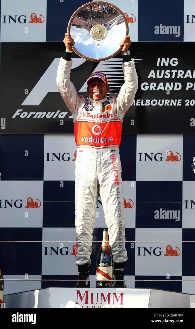 Formula uno Motor Racing - Gran Premio d'Australia - gara - Albert Park. Lewis Hamilton della McLaren celebra la sua vittoria durante il Gran Premio di Formula uno australiano ad Albert Park, Melbourne, Australia. Foto Stock Formula uno Motor Racing - Gran Premio d'Australia - gara - Albert Park. Lewis Hamilton della McLaren celebra la sua vittoria durante il Gran Premio di Formula uno australiano ad Albert Park, Melbourne, Australia. Foto Stock