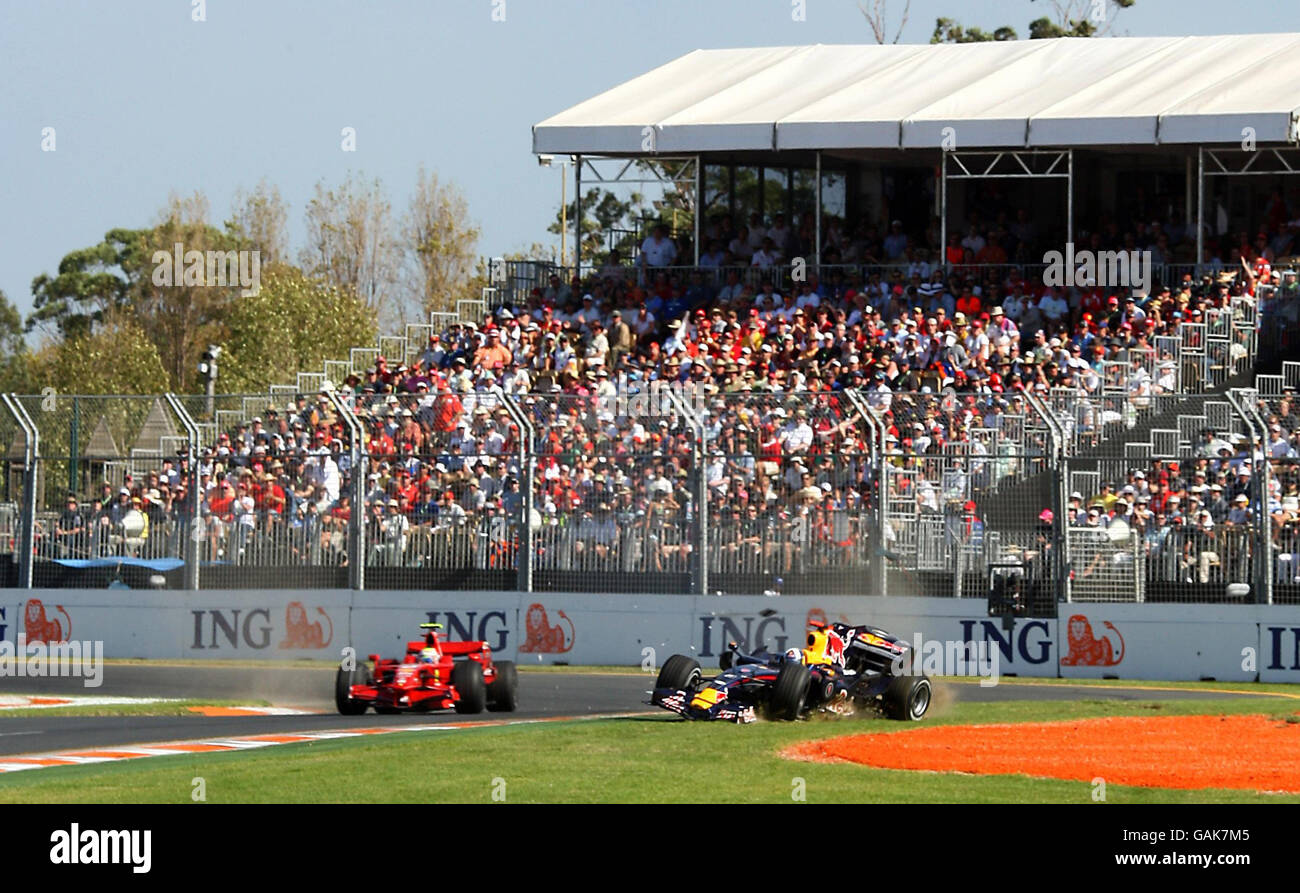 David Coulthard (r) della Red Bull Racing è scortato da Felipe massa della Ferrari durante il Gran Premio di Formula uno, australiano, ad Albert Park, Melbourne, Australia. Foto Stock David Coulthard (r) della Red Bull Racing è scortato da Felipe massa della Ferrari durante il Gran Premio di Formula uno, australiano, ad Albert Park, Melbourne, Australia. Foto Stock