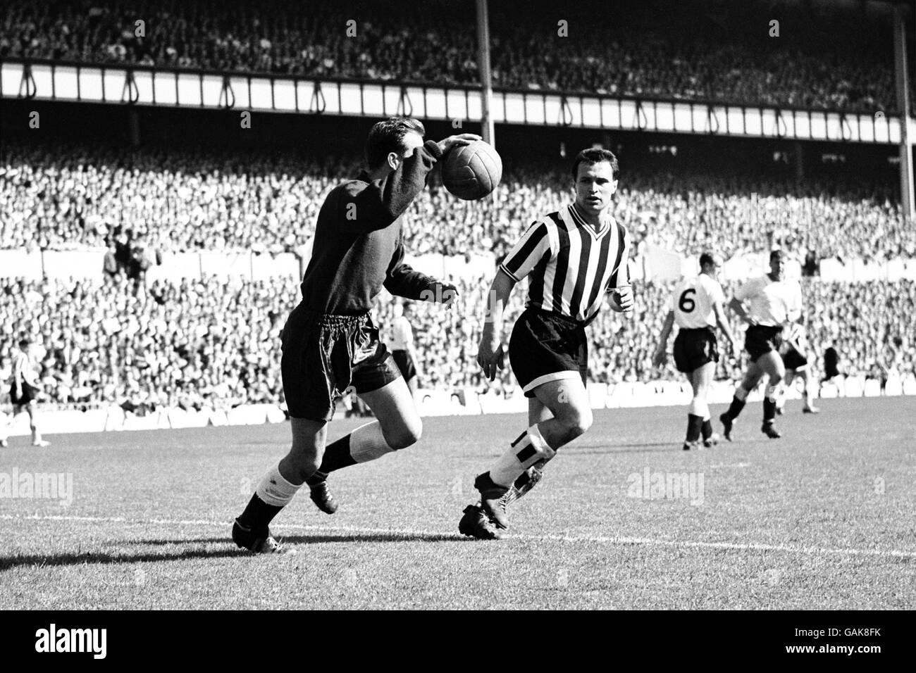 Newcastle United's Len White (r) tiene il suo occhio su Palla come Tottenham Hotspur portiere John Hollowbread (l) rimbalza Foto Stock