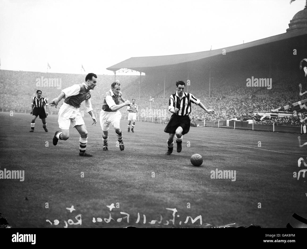 Il Bobby Mitchell (r) di Newcastle United affronta il Don Roper dell'Arsenal (l) e Alex Forbes (c) Foto Stock