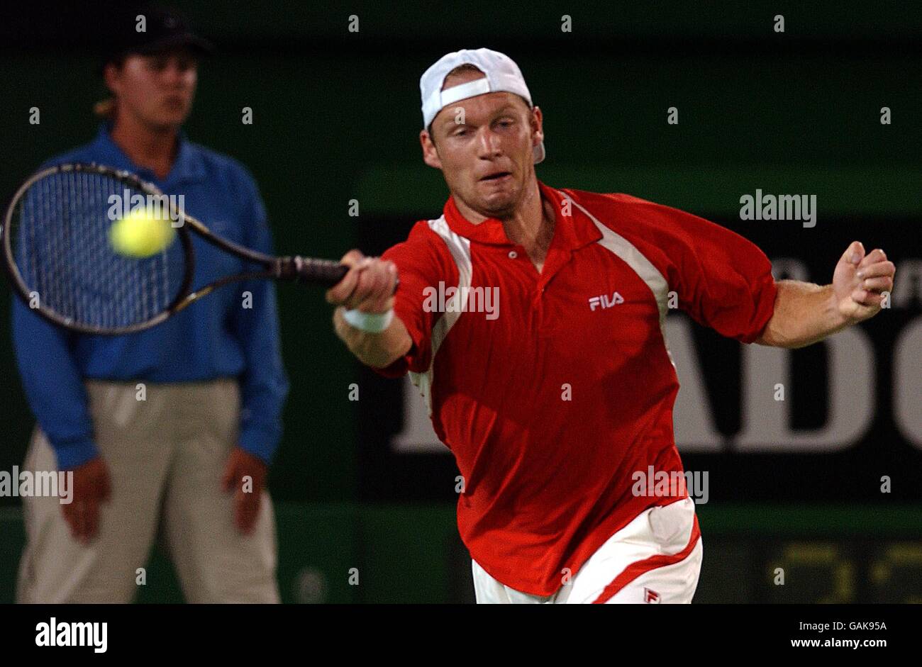 Rainer Schuettler (GER) fa un ritorno contro Andy Roddick (USA) Foto Stock
